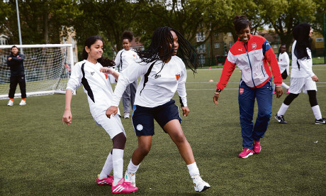 Members of the ReachOut under 15 team practice with Arsenal Ladies star Danielle Carter