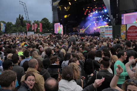 Lovebox 2012 crowds after dark - Groove Armada web Lovebox 2012 crowds after dark - Groove Armada