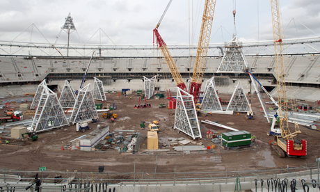 View of the second lighting tower being lifted into place in the Olympic Stadium Photo: Steve Bates. © ODA 2008