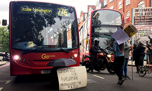 A bus was blockaded after the taxi was let go after police negotiation