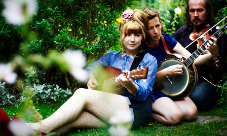 Folk trio: Troubadour Rose