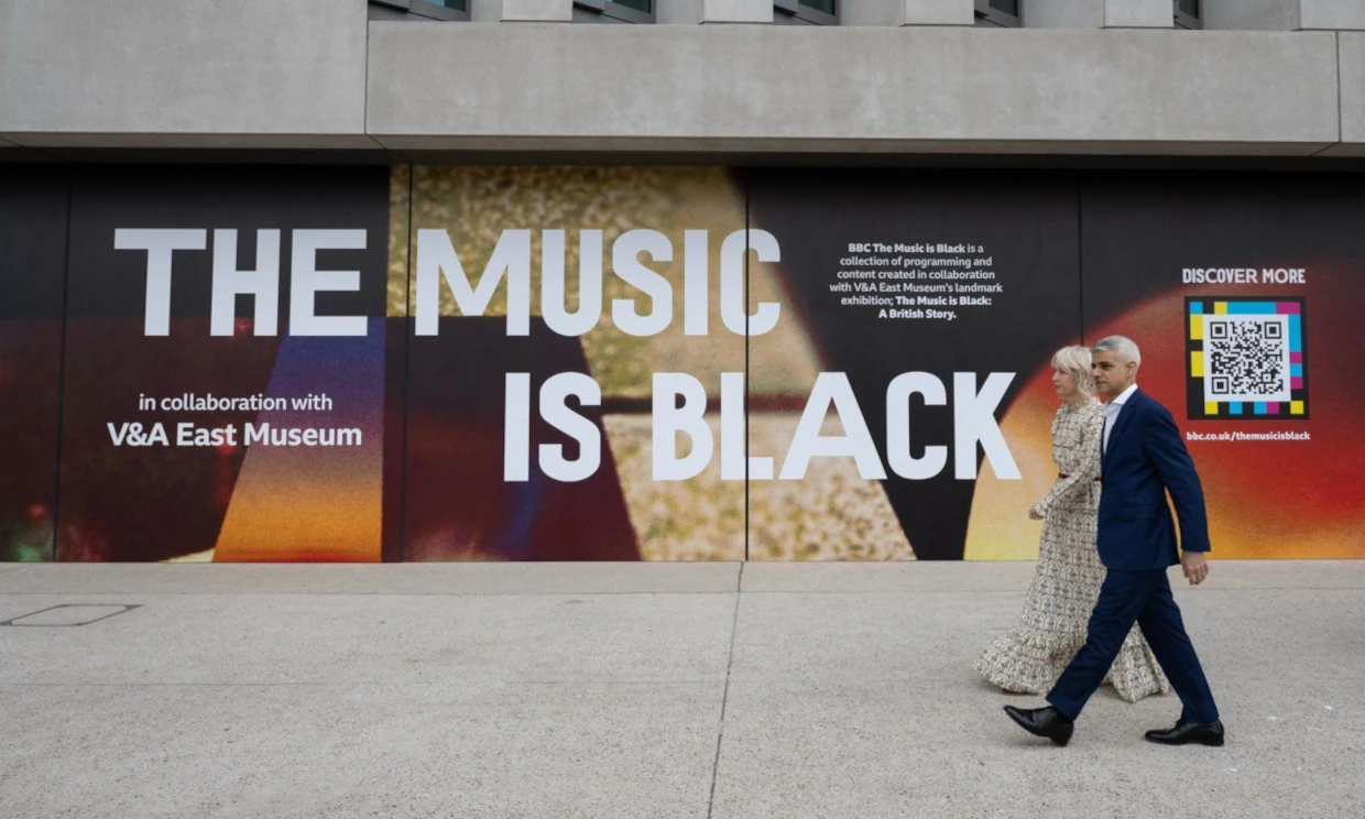 Sadiq khan with members of the V&A