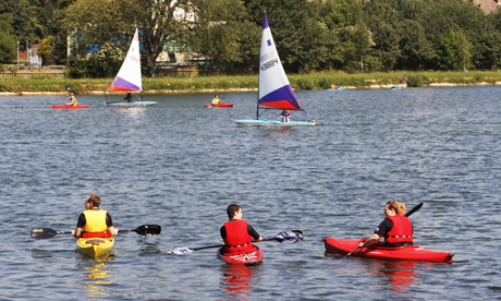 sailing kayaking west reservoir 001 Sailing and kayaking on the West Reservoir, Stoke Newington Photo: © Hackney Citizen