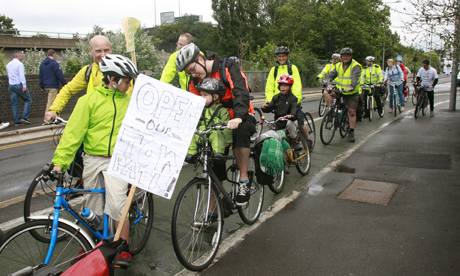 towpath cyclists 2 007 towpath cyclists